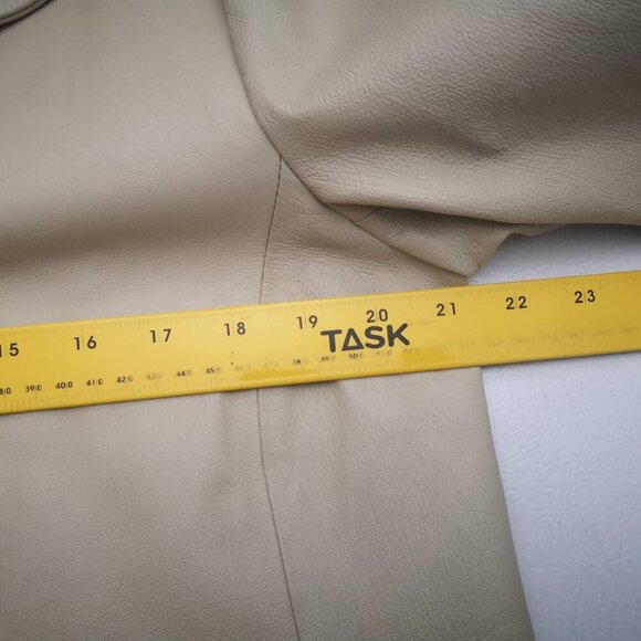 le chateau Ladies Size XL Cream Button Closure Cropped Leather Jacket/Blazer - Picture 7 of 9